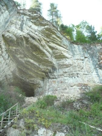 Игнатьевская пещера. Лестница ведет ко входу